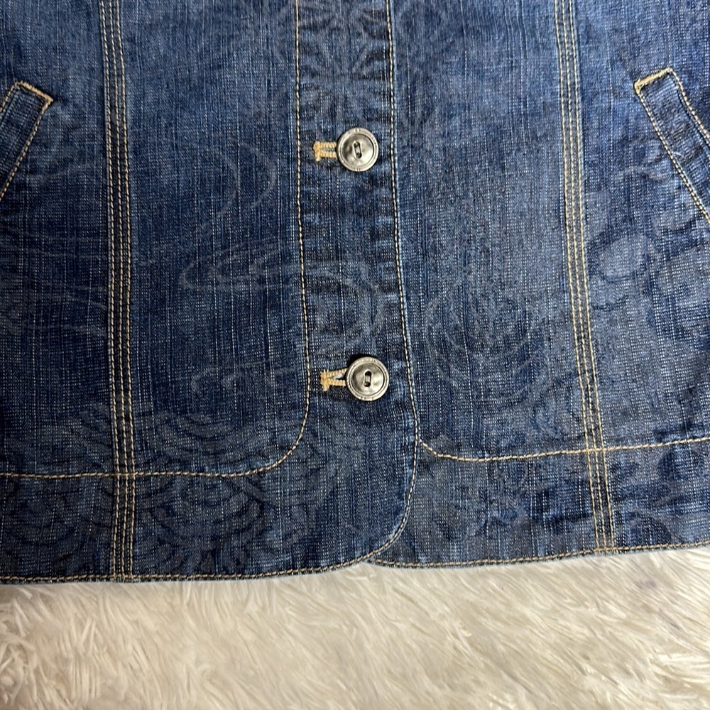 Chico’s Jean Jacket Women’s Size 0 Has Floral Design - Picture 10 of 10